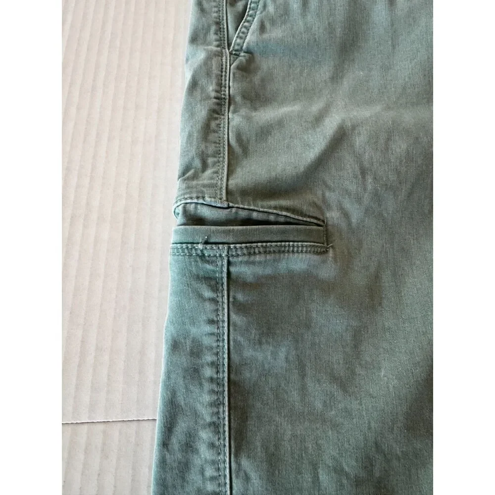 Tommy Bahama Mens 42 Green Stretch Shorts Swordfish Cargo Casual Flat Front